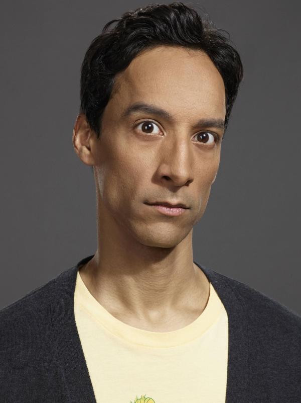 Bild 1 von 33: (6. Staffel) - Verleiht dem realen Leben einen filmischen Touch: Abed (Danny Pudi) ...