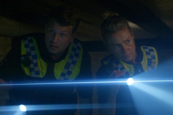 Bild 1 von 5: Nick (Raúl Richter) und Franzi (Rhea Harder-Vennewald) hoffen, im Keller des Schulgebäudes das vermisste Mädchen zu finden.
