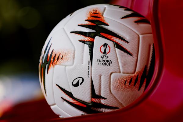 Bild 1 von 1: Der UEFA Europa-League-Ball der Saison 2025-2026 während der ServusTV-Übertragung der \
