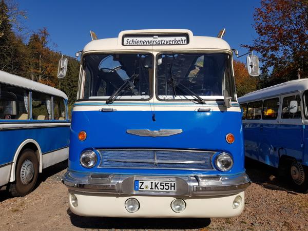 Bild 1 von 5: Der erste DDR-Einheitsbus aus Ungarn, Marke Ikarus, im Volksmund \