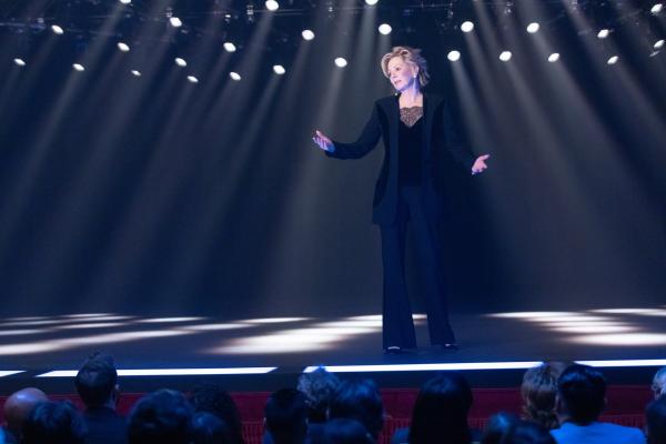 Bild 1 von 5: Während Deborahs (Jean Smart) Auftritt wird die Show von einem dramatischen Zwischenfall unterbrochen.