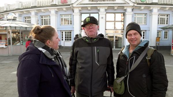 Bild 1 von 3: Carstens Freundin Antja holt Lothar (Mi.) und Michael (re.) vom Bahnhof ab