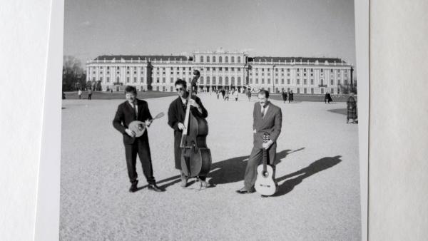 Bild 1 von 8: Im Bild: Slavko Ninic und seine Wiener Tschuschenkapelle in ihren Anfangsjahren bei einem Freiluftkonzert vor Schönbrunn.