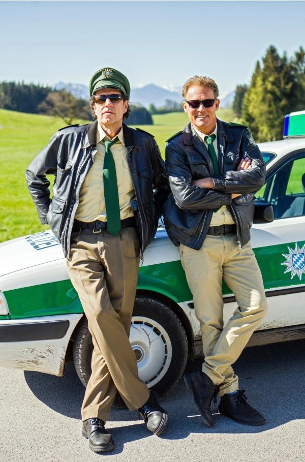 Bild 1 von 2: Die siebte Staffel fordert Hubert (Christian Tramitz, r.) und Staller (Helmfried von Lüttichau, l.) erneut mit vielen rätselhaften Mordfällen und skurrilen Geschichten heraus. Das Ermittler-Duo zeigt, dass es auch jenseits der 100 noch topfit ist! Einige Veränderungen gibt es im Team der Wolfratshausener Cops - aber eins ist dennoch garantiert: alles bleibt unverwechselbar ?Hubert und Staller\