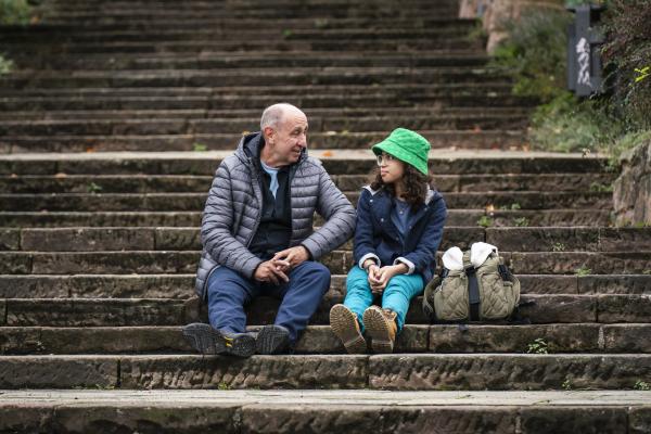 Bild 1 von 4: Maxi (Kiana Ben Attou, re.., mit Manfred Möck) lüftet das letzte Geheimnis ihrer Oma Maggie.