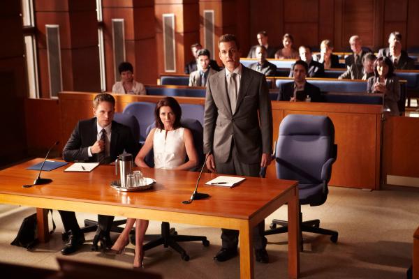 Bild 1 von 2: Im Gerichtssaal steht Ava Hessington (Michelle Fairley, M.) unter schwerem Verdacht - und Harvey (Gabriel Macht, r.) und Mike (Patrick J. Adams, l.) müssen gegen Staatsanwalt Cameron Dennis antreten. Der Fall nimmt eine dramatische Wendung.
