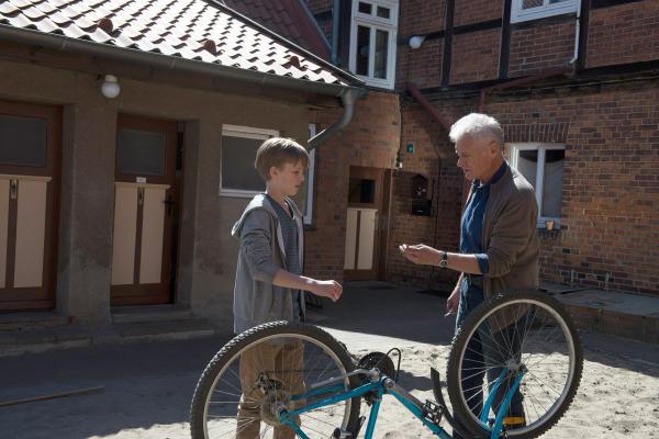 Bild 1 von 14: Im Bild: Kommissar Keller (Robert Atzorn) repariert zusammen mit seinem Enkel Jonas (Noah Kraus) dessen Fahrrad.