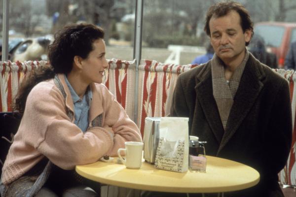 Bild 1 von 3: Die Zeitschleife zwingt Phil (Bill Murray) dazu, immer wieder von vorne zu beginnen - auch im Gespräch mit Rita (Andie MacDowell).