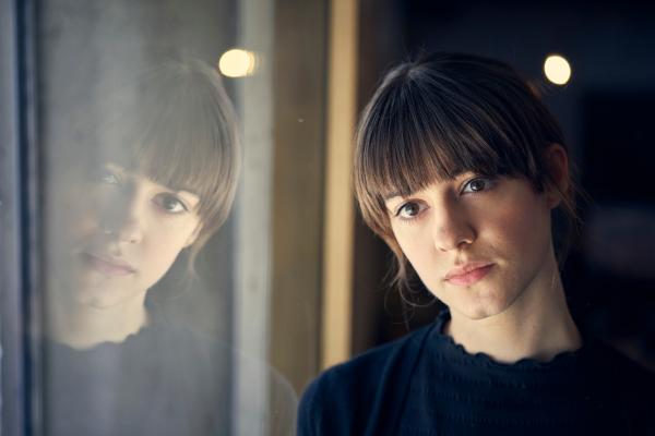 Bild 1 von 4: Marianne (Daisy Edgar-Jones) verschlägt es auf einer Reise nach Schweden. Weit weg von Freunden und Familie macht ihr die Einsamkeit zu schaffen.