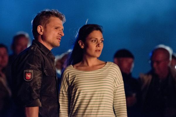 Bild 1 von 14: Eine Leiche im Deichfeuer! Schockiert beobachten die Polizisten Jens Jensen (Florian Lukas) und Süher Özlügül (Sophie Dal), wie die Feuerwehr beim Löschen versagt.