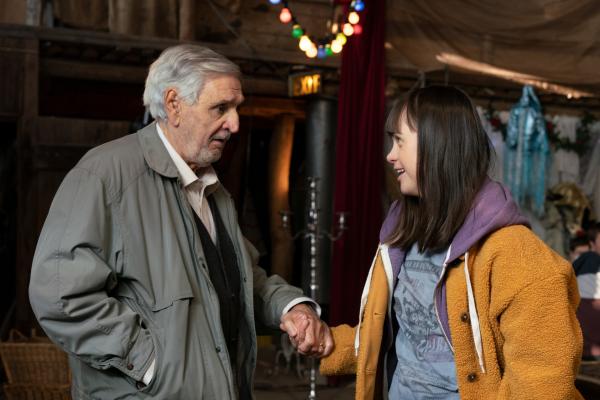 Bild 1 von 15: Überraschungsbesuch: Emmas Opa Roberto (Sandro Di Stefano) kommt unerwartet auf den Hof, um Emma (Juliane Siebecke) kennenzulernen.