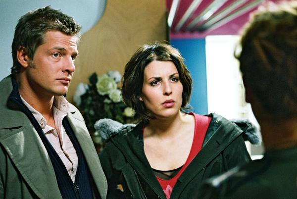 Bild 1 von 18: Leo (Henning Baum, l.) und Nina (Elena Uhlig, r.) werden zum Rundfunksender \