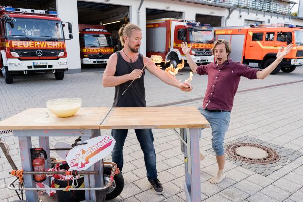 Bild 1 von 3: Checker Tobi und Feuerkünstler Michael Fuhr