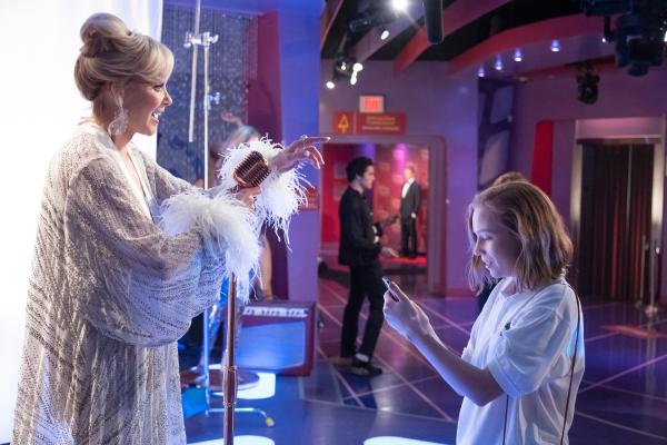 Bild 1 von 3: Avas (Hannah Einbinder, r.) verzweifelter Versuch, eine heikle Sprachnachricht von Deborahs (Jean Smart, l.) Smartphone zu löschen, bevor sie sie abhört, treibt sie mitten in ein Wachsfigurenkabinett.