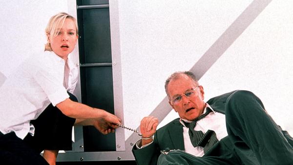 Bild 1 von 5: Kate Filmore (Kari Matchett, l.); Colonel Thomas H. Maguire (Bruce Gray, r.)