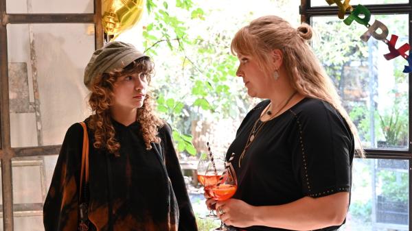 Bild 1 von 15: Jenny (Stefanie Reinsperger, r.) möchte die Tochter ihrer Freundin aufmuntern. Doch Polly (Josefine Keller, l.) blockt ab.