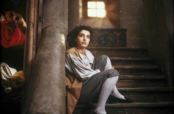 Bild 1 von 3: Franziska (Monica Molina) in Jungenkleidung in der Manufaktur.