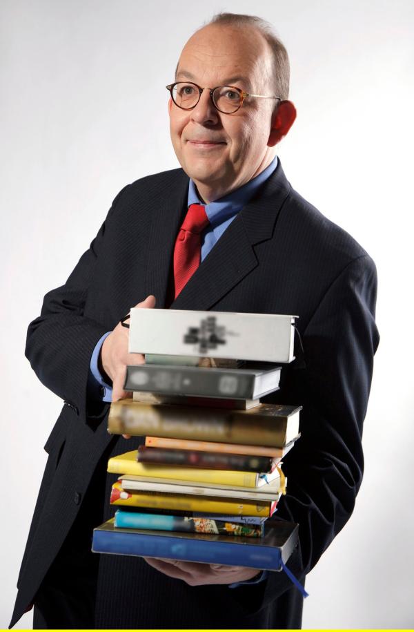 Bild 1 von 4: Einmal im Monat berichtet der Literaturkritiker Denis Scheck in seiner 30-minütigen Büchersendung über Neuerscheinungen und Bestsellerlisten, stellt Autoren vor und gibt den Zuschauern eine Orientierung im unübersichtlichen Büchermarkt. Und in jeder Sendung exklusiv: Denis Schecks messerscharfer Kommentar zur aktuellen \