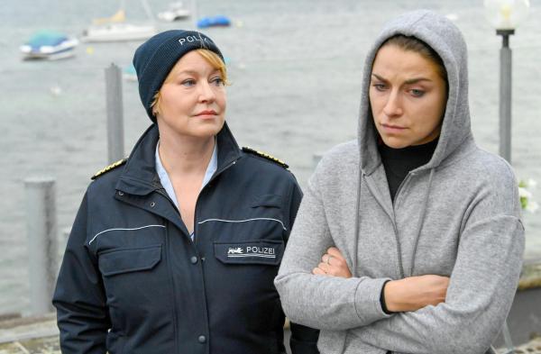 Bild 1 von 5: Im Bild: Nele Fehrenbach (Floriane Daniel, l.) befragt die Kellnerin Lena Teuber (Jaëla Probst, r.) zu den Geschehnissen im Restaurant.