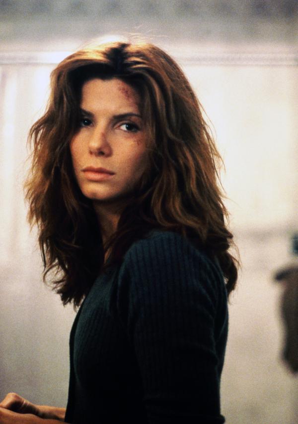 Bild 1 von 9: Angela (Sandra Bullock) wurde nicht nur die elektronische Identität gestohlen, auch ihr Strafregister wurde manipuliert. So ist ihr nicht nur der Profikiller Jack Devlin, sondern auch die Polizei auf den Fersen.