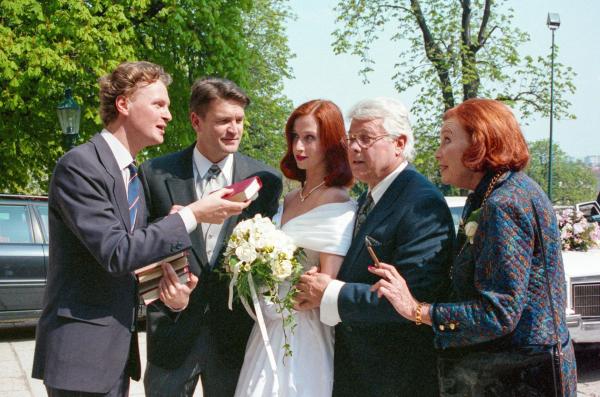 Bild 1 von 31: Im Bild: William Mang, Franziska Sztavjanik, Peter Weck, Ingeborg Lapsien.