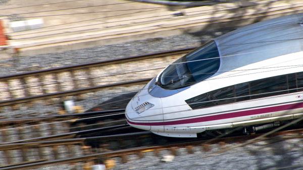 Bild 1 von 4: Die acht Waggons des AVE 103 bestehen aus leichten Aluminium. Seine aerodynamische Form bringt zusätzlich Speed.