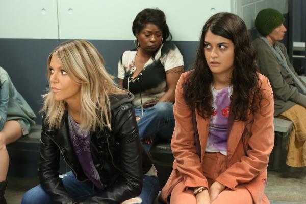 Bild 1 von 13: Für Mick (Kaitlin Olson, l.) und Sabrina (Sofia Black-D'Elia, r.) endet der Abend unerwartet auf der Polizeistation ...