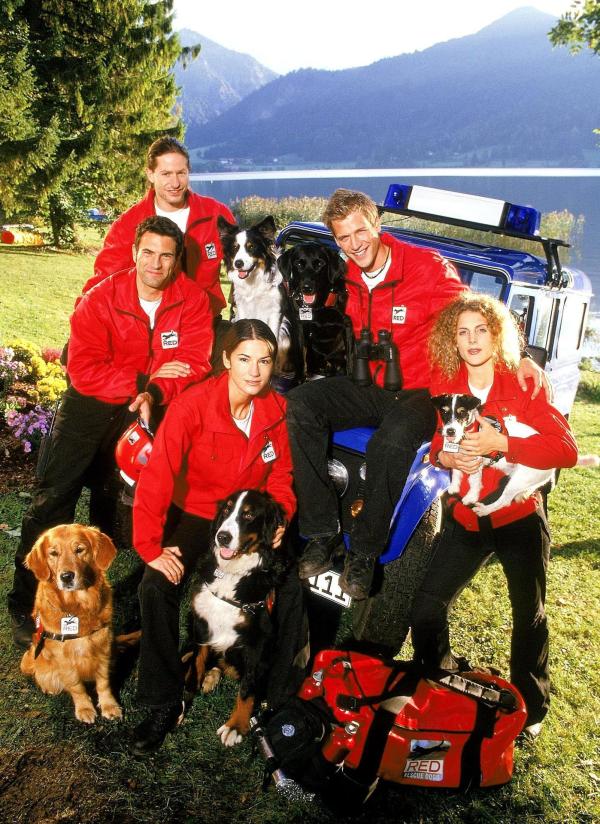 Bild 1 von 21: Im Bild: Das Team von RESCUE DOGS (RED): Tom Baier (Florian Weber, 2.v. re.) mit \