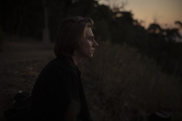 Bild 1 von 4: Chester (Henry Strand) schaut den Sonnenuntergang an