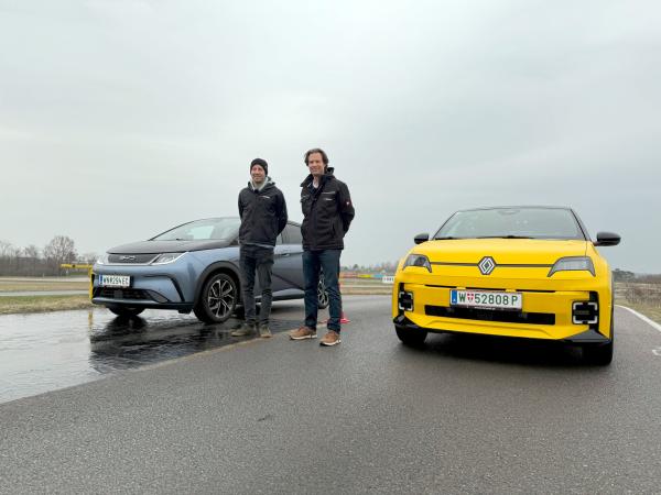 Bild 1 von 3: Viel ist von chinesischen Elektro-Autos die Rede, doch was leisten sie für die österreichische Kundschaft wirklich? Der ORFIII Themenmontag hat sich die Modelle der großen Hersteller wie BYD, Nio oder GWM näher angesehen: Was bekommt man für sein Geld, wie ist der Komfort und wie die Kundenbetreuung? Gestalter Martin Grabowski macht die Probe auf's Exempel und vergleicht die chinesischen Angebote auch mit der europäischen Konkurrenz. Werden sich die Fahrzeuge aus China trotz der EU-Strafzölle in Österreich durchsetzen? Oder welche erschwinglichen Alternativen haben etwa deutsche oder französische Hersteller zu bieten? Im Bild: Testfahrer Beppo Harrach und Mathias Haas.