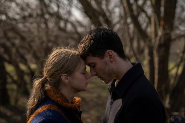 Bild 1 von 6: Die Sängerin Anita (Anna Søgaard Frandsen, l.) und der angehende Forscher Elias (Viktor Hjelmsø, r.) sind unsterblich verliebt, doch als sich die Klimakrise schlagartig verschärft, entscheidet sich Elias, ihre Beziehung für seine Arbeit aufzugeben.