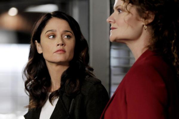 Bild 1 von 7: Ermitteln in einem neuen Fall: Teresa (Robin Tunney, l.) und Brenda Shettrick (Rebecca Wisocky, r.) ...