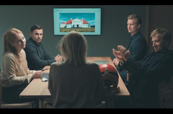 Bild 1 von 3: Ditte (Trine Dyrholm, Mi.) bei einer Lagebesprechung des dänischen Geheimdienstes mit Mille (Siff Vintersol), Kasper (Besir Zeciri), Ole (Andreas Jebro) und Jens Jørgensen (Jens Albinus, v.l.)