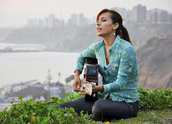 Bild 1 von 2: Sängerin Damaris Mallma Porras in Lima, Peru.