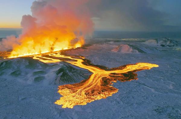 Bild 1 von 4: Vulkanausbruch auf Island nahe der Stadt Grindavík