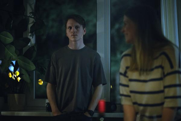 Bild 1 von 6: Tom Hallsténsens Nachbar Audun (Jonas Strank Gravli, l.) hat ein dunkles Geheimnis, das ihn mehr und mehr belastet und von seiner Frau Line (Victoria Ose, r.) entfremdet.