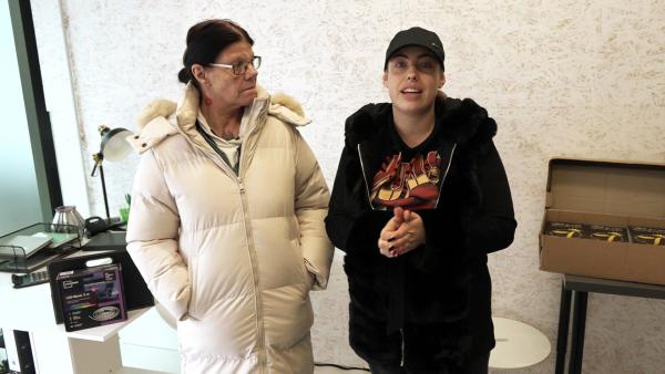 Bild 1 von 4: Janines eigener Beautysalon soll bald eröffnet werden. und Beate (li.) ist sehr stolz auf sie.