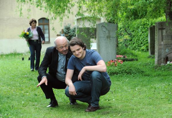 Bild 1 von 11: Flori erzählt Pfarrer Kurz von den Vorteilen eines automatischen Rasenmähers. Von links: Rosi Brunner (Brigitte Walbrun), Pfarrer Kurz (Hans Stadlbauer) und Florian Brunner (Tommy Schwimmer).