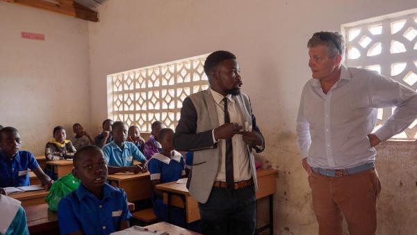 Bild 1 von 8: Im Bild: Karl Hohenlohe spricht mit einem Lehrer von Mary´s Meal.