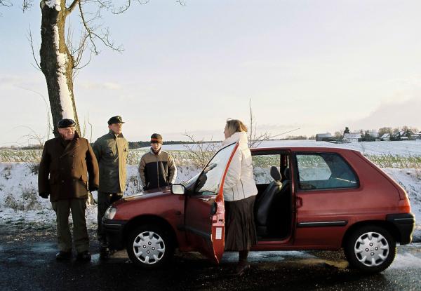 Bild 1 von 2: Krause (Horst Krause, li.) und Forstarbeiter Liebmann (Dominique Horwitz) versuchen das Auto wieder flottzukriegen, mit dem Marie Dost (Gabriela Maria Schmeide) und ihr Sohn Fabian (Enno Trebs) kurz vor Schönhorst liegen geblieben sind.