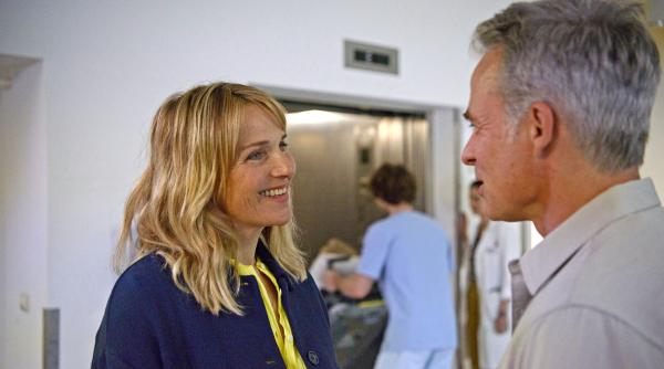 Bild 1 von 23: Nora Kaminski (Tanja Wedhorn) trifft in der Klinik zufällig auf Tierarzt Dr. David Mandel (Marco Girnth).