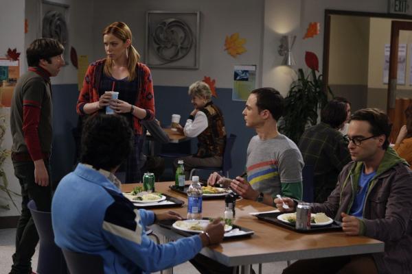 Bild 1 von 27: Nach und nach übernimmt Ramona (Riki Lindhome, 3.v.l.) die Führung über Sheldons (Jim Parsons, 2.v.r.) Leben. Sie bestimmt, mit wem er sich trifft und was er unternimmt - nur beim wissenschaftlichen Arbeiten ist er frei. Leonard (Johnny Galecki, r.), Wolowitz (Simon Helberg, l.) und Raj (Kunal Nayyar, 2.v.l.) sind entsetzt ...