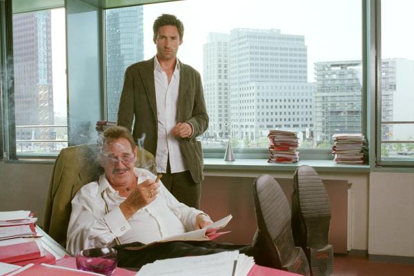 Bild 1 von 19: Ulis (Benjamin Sadler, r.) Mandant Heinz Lehmann (Herbert Köfer, l.) hat Verständnis dafür, dass sein Anwalt zwecks akuter Kinderplanung während der Besprechung sich kurz aus dem Staub macht.