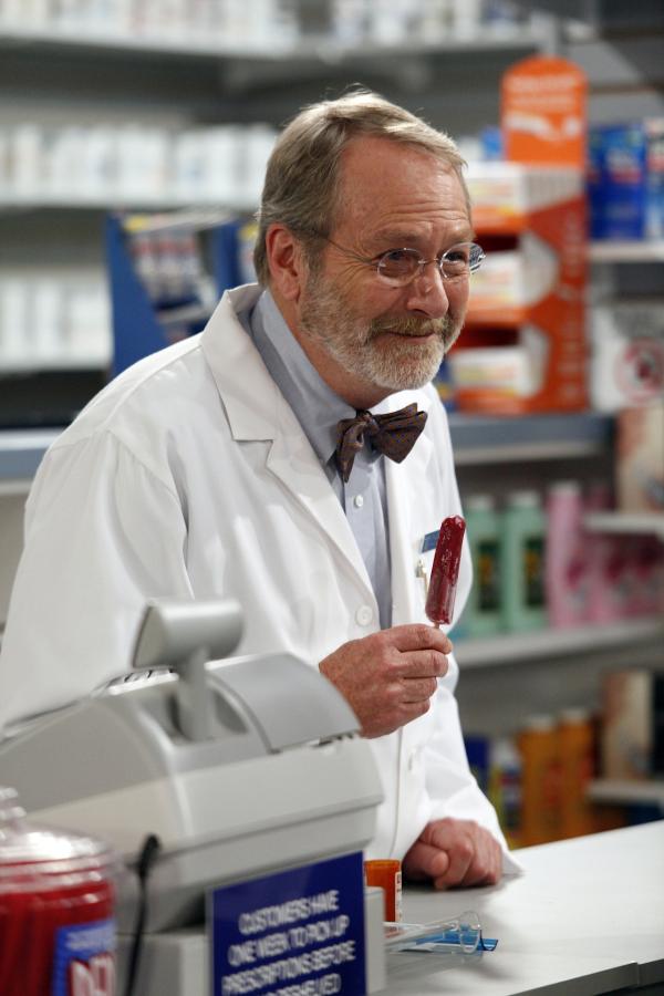 Bild 1 von 20: Alan und Charlie wollen ihre Mutter Evelyn, mit Charlies drogensüchtigen Apotheker Russell (Martin Mull) verkuppeln ...