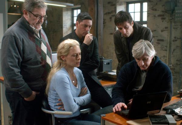 Bild 1 von 8: Computerspezialist Ek (Ulf Fribeg, rechts), zeigt seinen Kollegen Hartman (Allan Svensson, links) Maria (Eva Röse),  Arvidsson (Peter Perski, rechts oben) und Patrik (Reuben Sallmander, Mitte), was er auf dem Laptop der Pfarrerstocher alles gefunden hat.