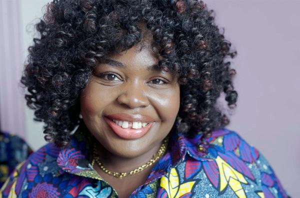 Bild 1 von 2: Die französische Autorin und Unternehmerin Gaëlle Prudencio setzt dem Optimierungsdruck radikale Selbstakzeptanz entgegen.