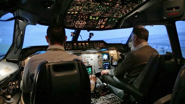 Bild 1 von 3: Was unterscheidet Frachtpiloten von den Flugzeugführern von Passagiermaschinen? In der Reportage geben Piloten eines Transportfliegers einen ausführlichen Einblick in ihre Arbeit.