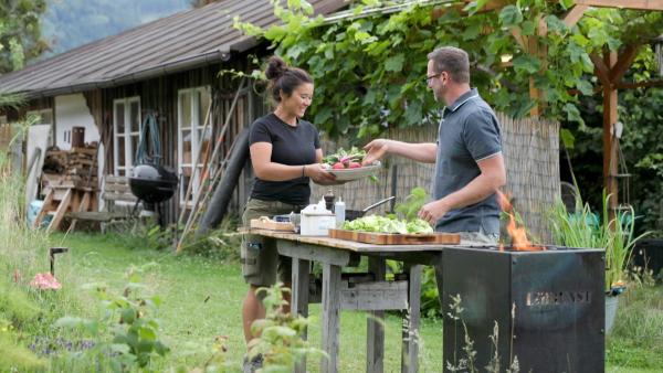 Bild 1 von 1: Im Bild: Gemüsebäuerin Michaela Schweiger-Pfarrsbacher mit ihrem Mann Martin Pfarrsbacher beim Kochen im Garten in Villmannsdorf in Rottenmann.