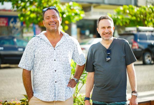 Bild 1 von 16: Teamwork: Schmuckhersteller Jörg Gellner (r.) kauft seine Perlen bei Justin Hunter (l.) auf den Fidschi-Inseln. Der sorgt für ein intaktes Meeresbiotop, um seine wertvollen Perlen zu züchten.