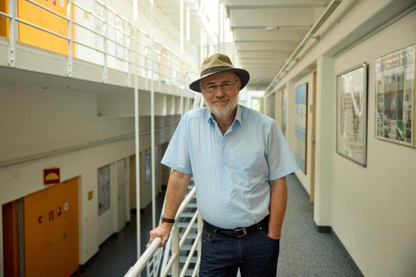 Bild 1 von 5: Am Max-Planck-Institut für Quantenoptik in Garching trifft Harald Lesch Forschende, die völlig neue Techniken entwickeln: Sie werden in Zukunft nicht nur die Medizin und Kommunikation revolutionieren, sondern auch in viele weitere Bereiche unseres Lebens eingreifen.